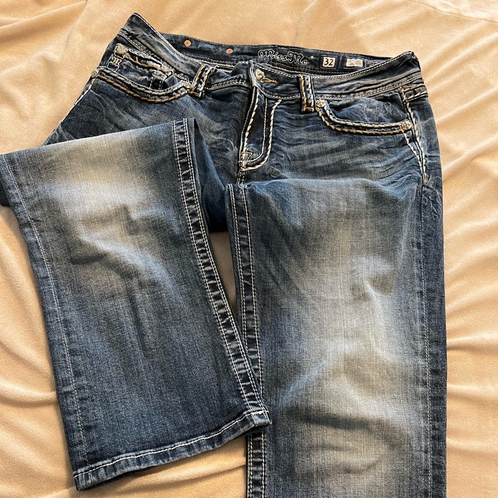 Miss Me signature cuffed capri jeans.